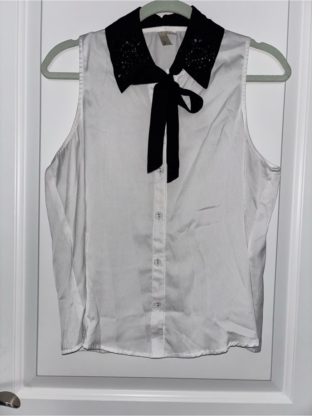 Forever 21 White Sleeveless Button-Down Blouse with Black Bow Collar